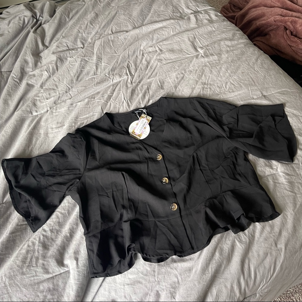 black shirt sleeve crop top